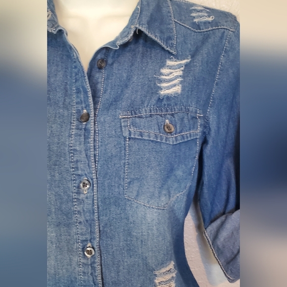 💚5/$25 Chambray  Denim Distressed  Button-Up Shirt Roll Tab Sleeve Size Small - Picture 4 of 7